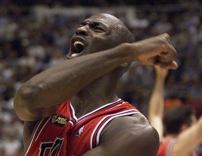Khoảnh khắc tại Game 6, NBA Finals 1998. Bulls đã dẫn trước Utah Jazz 3-2 sau 5 trận, nhưng ở trận thứ 6 Jazz đang dẫn trước 86-85 với 25 giây còn lại. Trong một khoảnh khắc clutch, Jordan cướp bóng từ tay kình địch Karl Malone, bình tĩnh dốc bóng về phía phần sân Utah lúc này đã về phòng ngự đầy đủ. Jordan thực hiện cú crossover vượt qua Bryon Russell trước khi thực hiện cú jump-shot từ cự ly 20 foot để đưa Bulls dẫn trước Jazz 87-86 khi trận đấu còn 5 giây còn lại. Cú ném mang lại chức vô địch cuối cùng cho Jordan, và khoảnh khắc đó được gọi là “The Last Shot”.